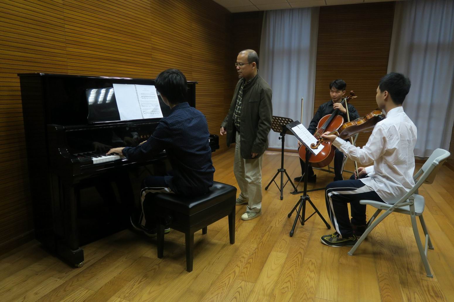 黄老师在指导深圳艺校钢琴三重奏组