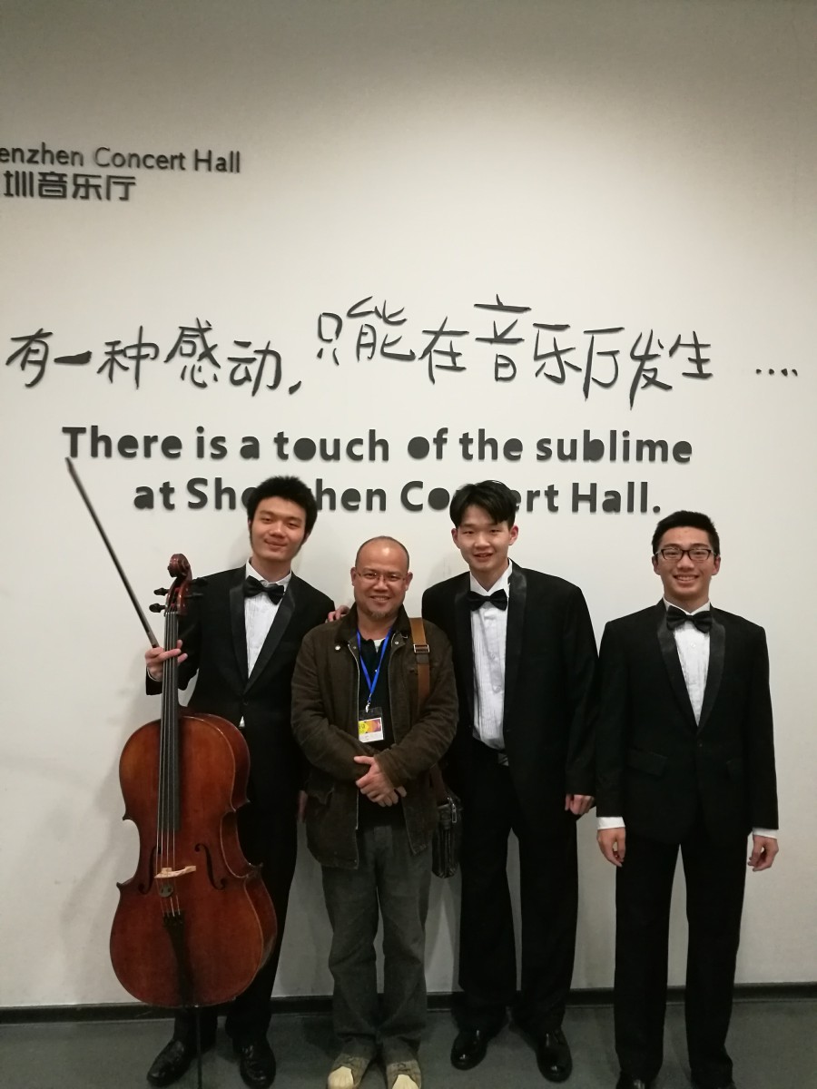 黄老师与弟子们在深圳音乐厅演出间隙合影
