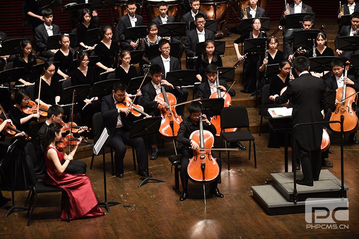 2018年4月黄睿炜与深圳实验学校交响乐团合作在深圳音乐厅演奏《肖斯达科维》演奏情景 